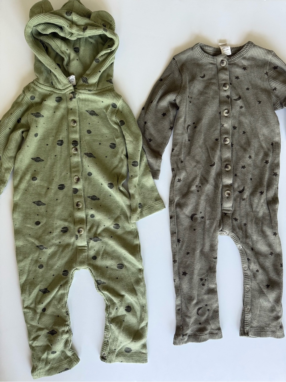kate quinn Olive Green and Gray Planet Print Waffle Footies (2-Pack)